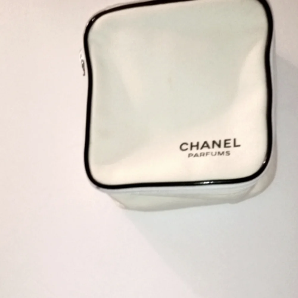 ∆💄Chanel Make-up/Parfum Case-Chanel No 5 Vintage Design